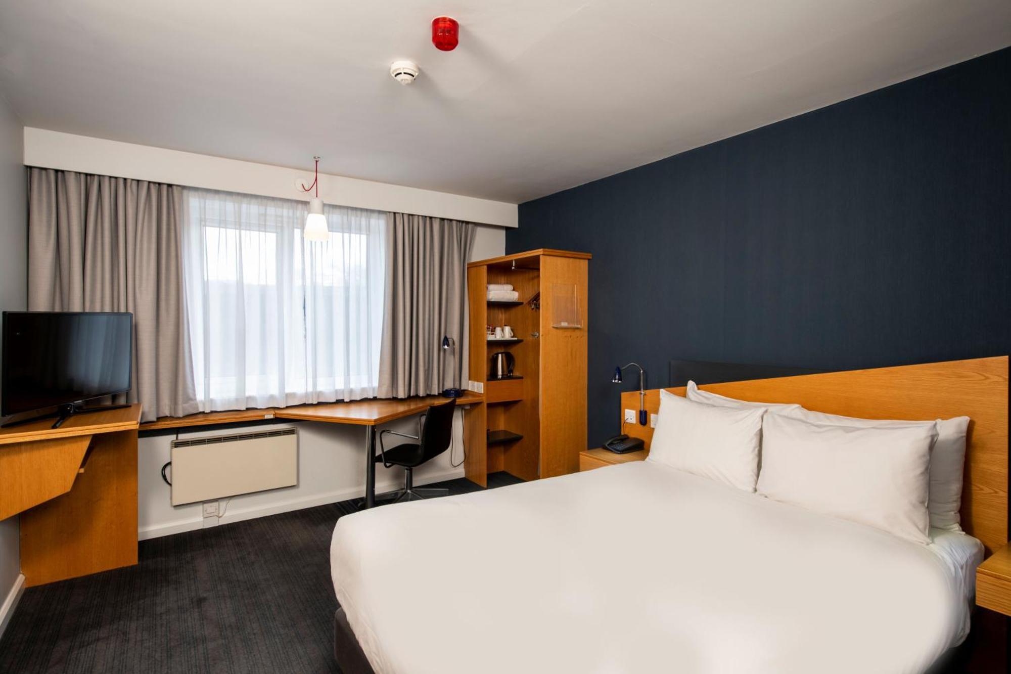 Holiday Inn Express Swindon West By Ihg Екстериор снимка