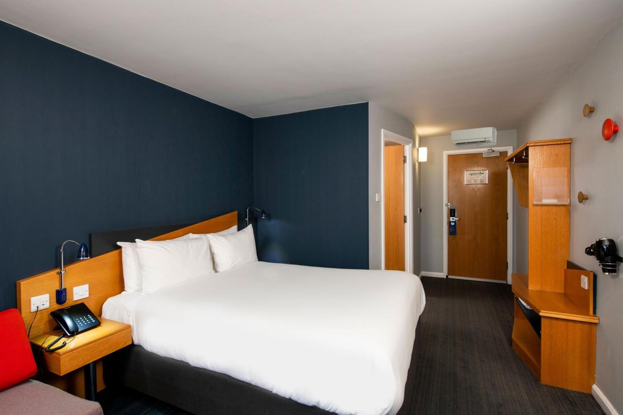 Holiday Inn Express Swindon West By Ihg Екстериор снимка