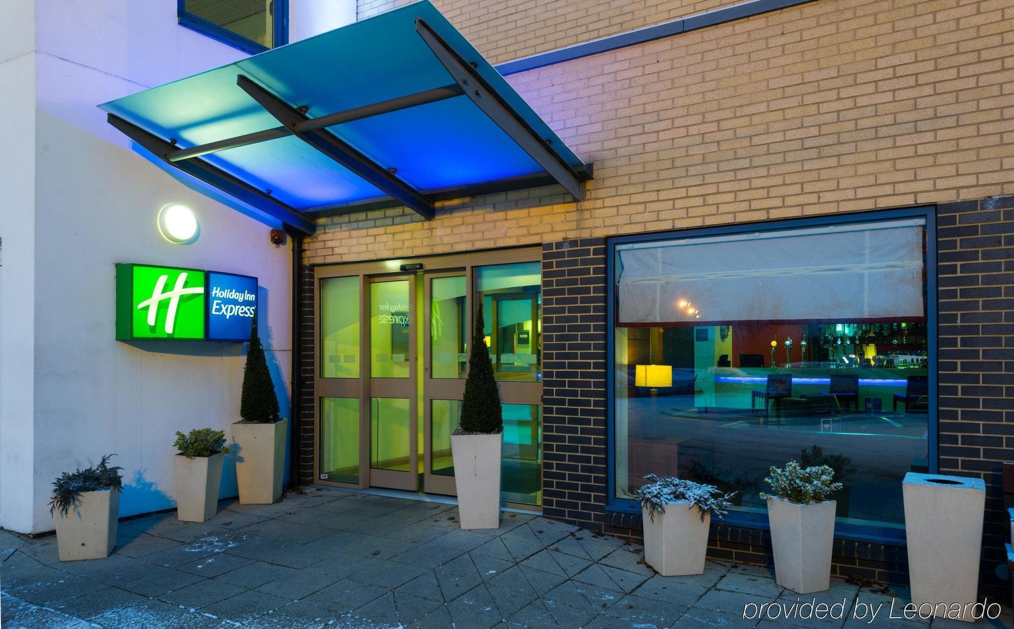 Holiday Inn Express Swindon West By Ihg Екстериор снимка