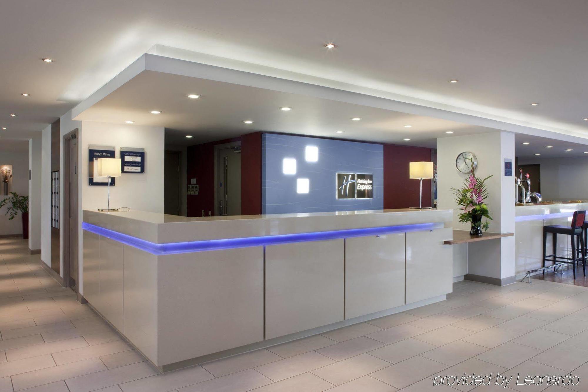 Holiday Inn Express Swindon West By Ihg Интериор снимка