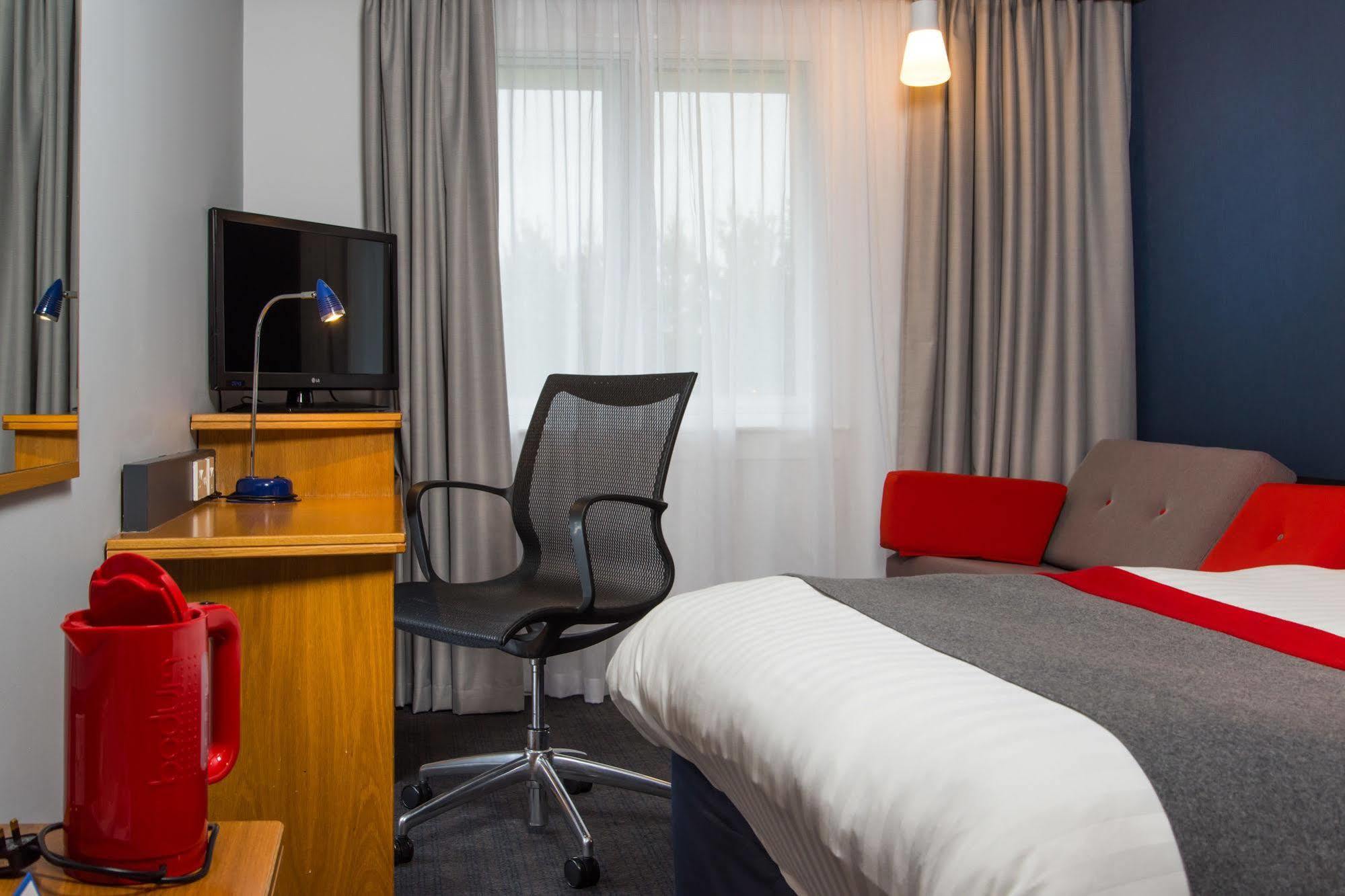 Holiday Inn Express Swindon West By Ihg Екстериор снимка