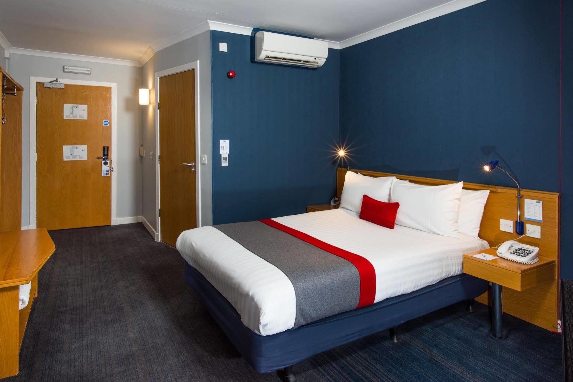 Holiday Inn Express Swindon West By Ihg Екстериор снимка