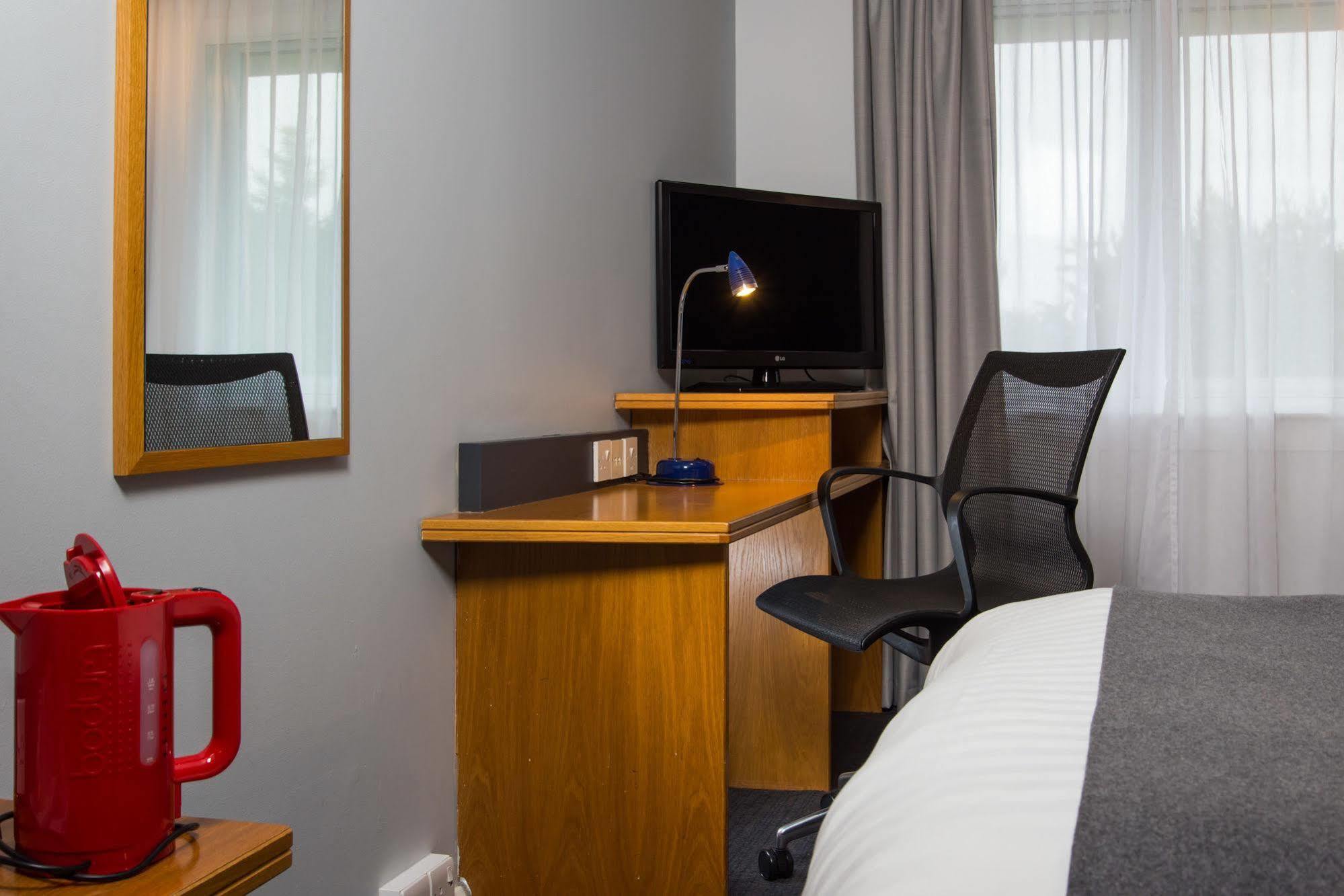 Holiday Inn Express Swindon West By Ihg Екстериор снимка
