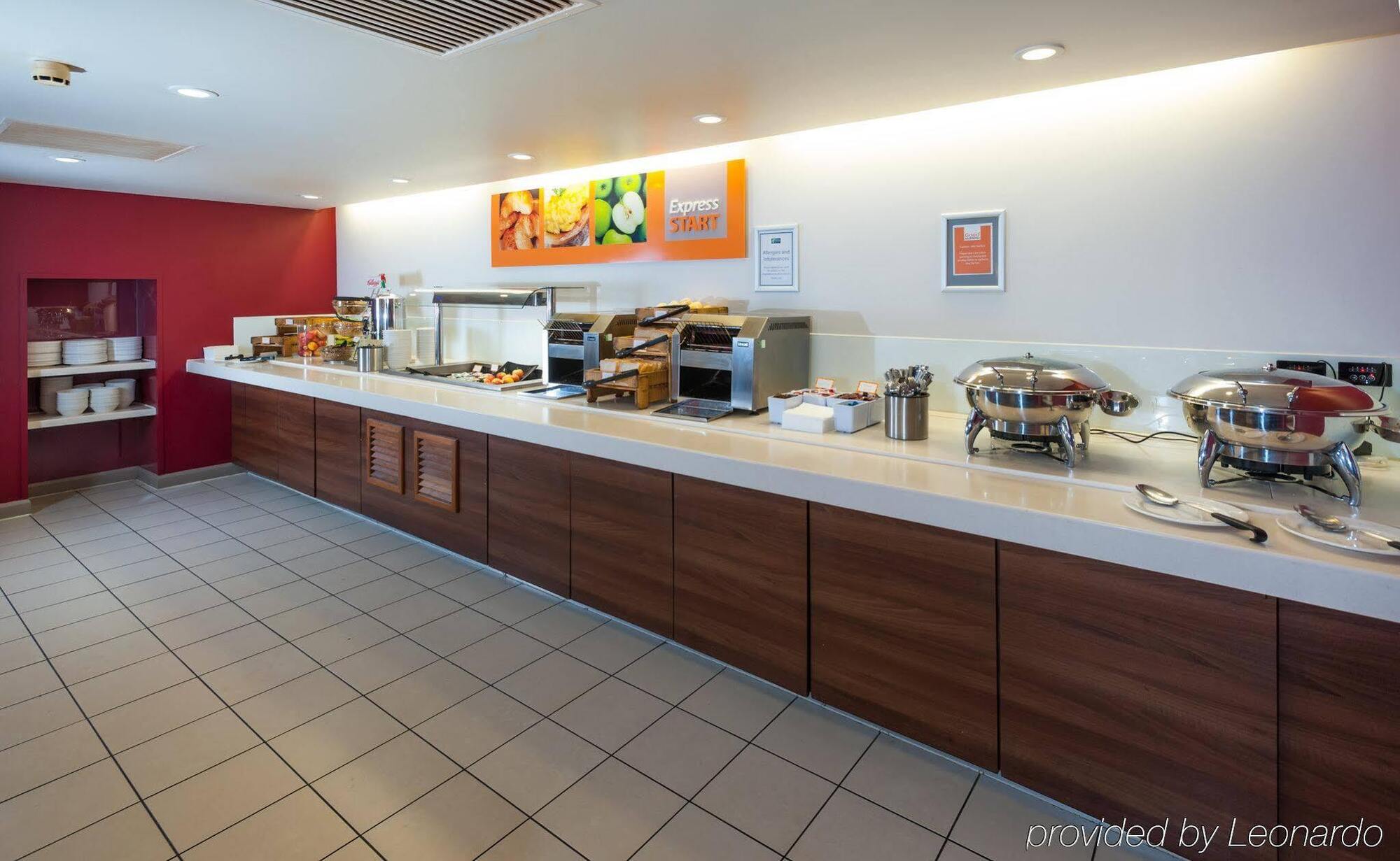 Holiday Inn Express Swindon West By Ihg Екстериор снимка